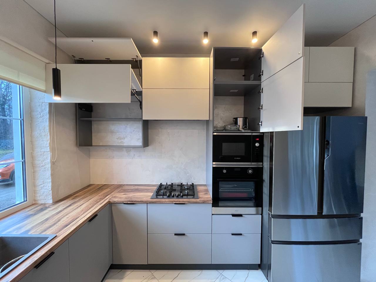 Очень большая, вместительная, современная кухня